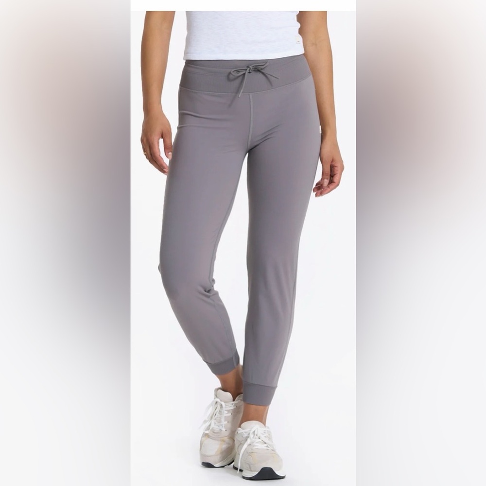 Vuori Women's Daily Jogger. Size Large. Color Smoke. Great Condition.